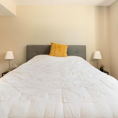 Entire 2 Bedroom Apartment Downtown - U1 Kitchener Bagian luar foto