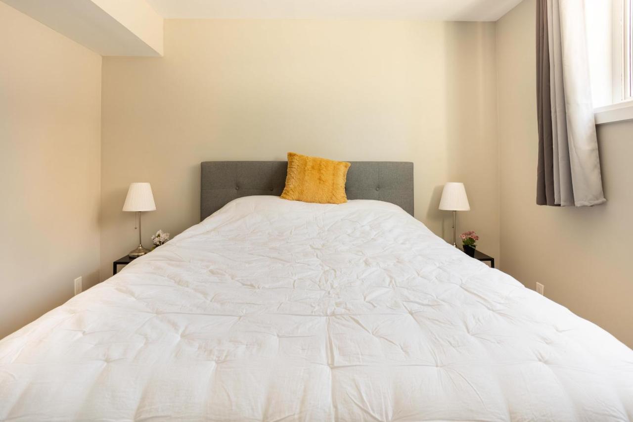 Entire 2 Bedroom Apartment Downtown - U1 Kitchener Bagian luar foto