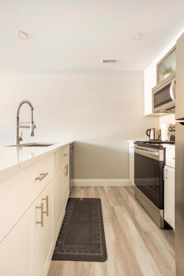 Entire 2 Bedroom Apartment Downtown - U1 Kitchener Bagian luar foto