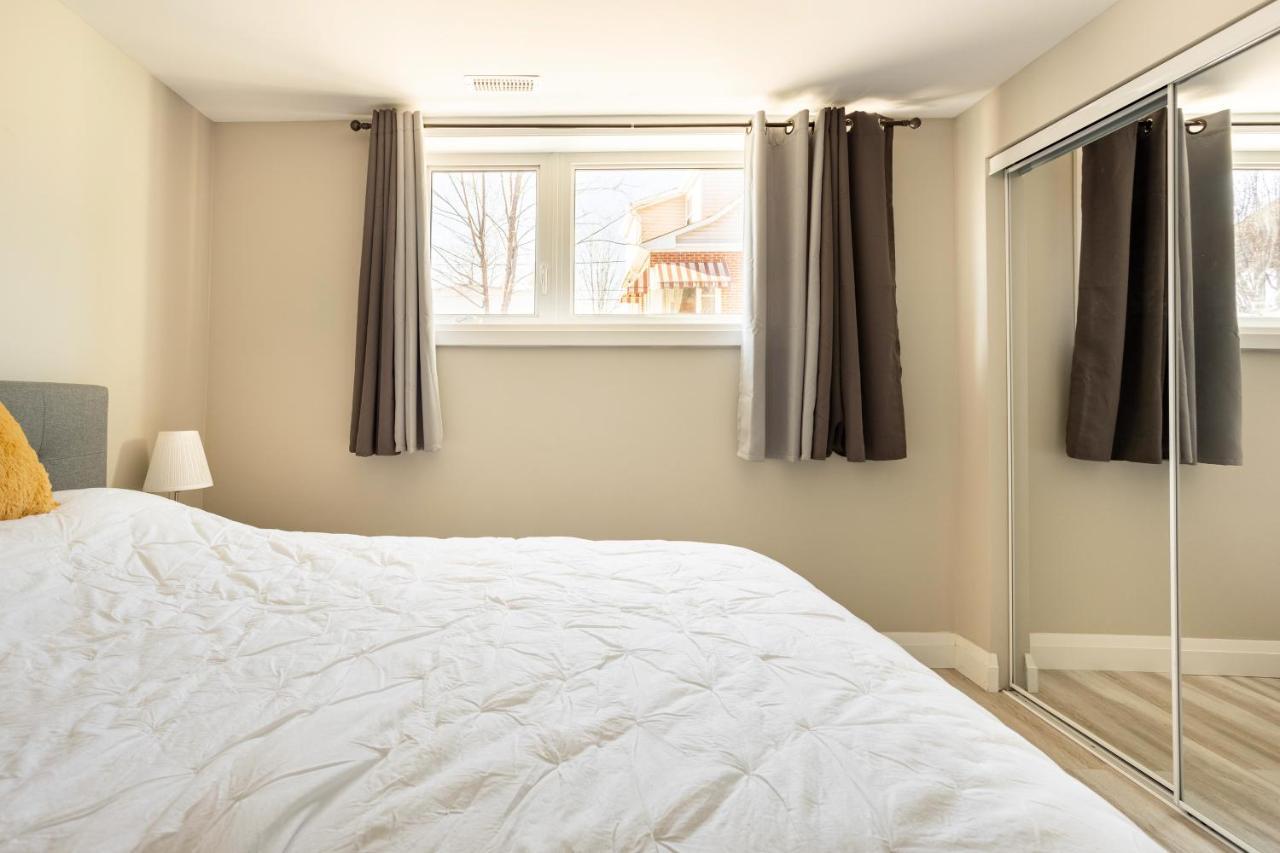 Entire 2 Bedroom Apartment Downtown - U1 Kitchener Bagian luar foto