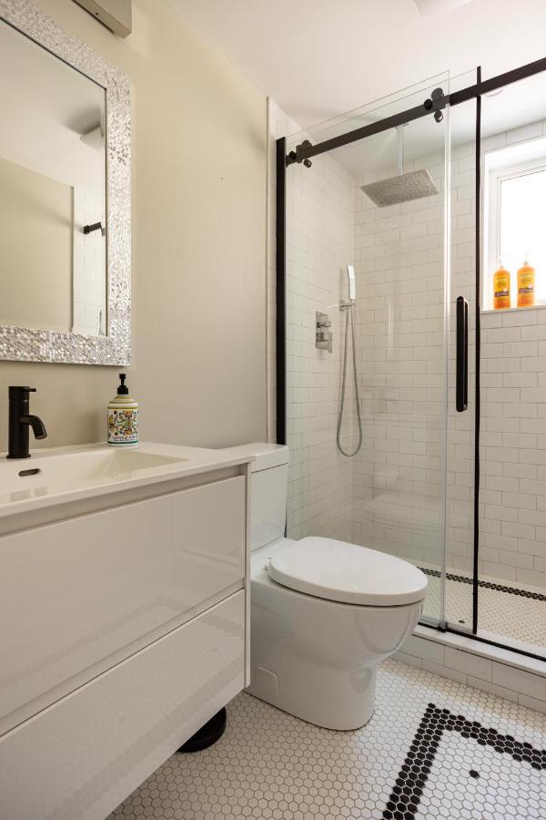 Entire 2 Bedroom Apartment Downtown - U1 Kitchener Bagian luar foto